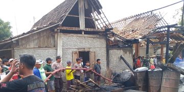 Polisi Ngawi Sigap Bantu Evakuasi Kebakaran Rumah Warga di Mantingan