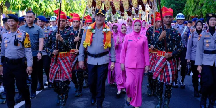 Polda Sulsel Gelar Tradisi Penyambutan Kapolda Baru dan Pelepasan Irjen Pol Drs. Rusdi Hartono di Mako Polda Sulsel