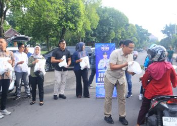 Kepedulian Polres Ngawi, Sat Intelkam Gelar Jumat Berkah di Alun-Alun