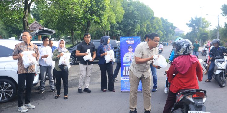 Kepedulian Polres Ngawi, Sat Intelkam Gelar Jumat Berkah di Alun-Alun