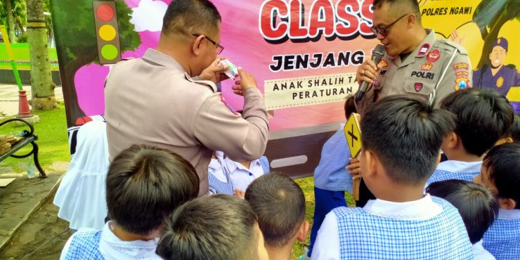 Polsanak, Satlantas Polres Ngawi Tanamkan Disiplin Berlalu Lintas Sejak Dini