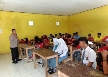 Bhabinkamtibmas Desa Jogorogo Sosialisasikan Anti Bullying di SMK PGRI 8 Ngawi