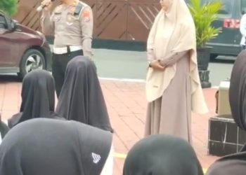 Gelar Polsanak, Satlantas Polres Ngawi Ajak Anak Pondok Qur’an Songosiji Tanamkan Disiplin Berlalu Lintas