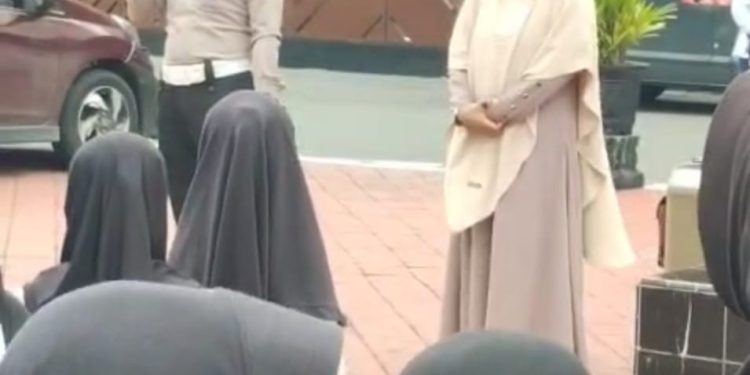 Gelar Polsanak, Satlantas Polres Ngawi Ajak Anak Pondok Qur’an Songosiji Tanamkan Disiplin Berlalu Lintas