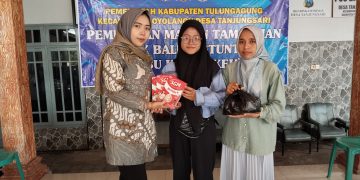 .Pemberian Makanan Tambahan Untuk Balita ( PMK ) Desa Tanjungsari Kec. Boyolangu Tulungagung .