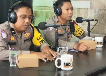 Satlantas Polres Ngawi Gelar Talk Show Sosialisasi Ops Zebra Semeru 2025 di Radio Suara Ngawi