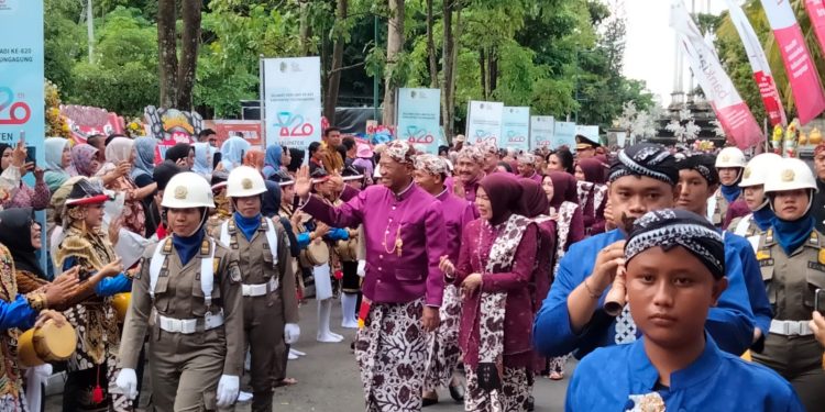 Tradisi Lawadan dan Rebutan Tumpeng Warnai Hari Jadi Tulungagung ke-820