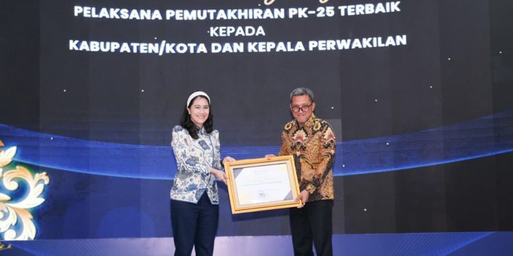 Bupati Jeneponto Raih Penghargaan Nasional Pelaksana Pemutakhiran Pendataan Penduduk Terbaik Tahun 2025.