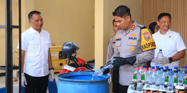 Jelang Tahun Baru, Polres Ngawi Musnahkan Barang Bukti Miras dan Knalpot Brong