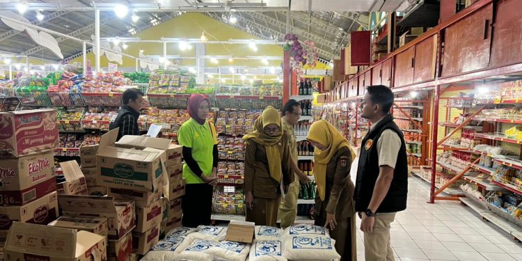 Satgas Pangan Polres Ngawi Lakukan Pengawasan Bapokting di Supermarket