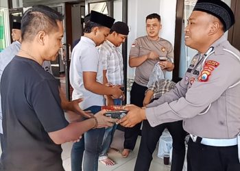 Polres Ngawi Gelar Jumat Berkah, Bagikan Nasi kepada Masyarakat