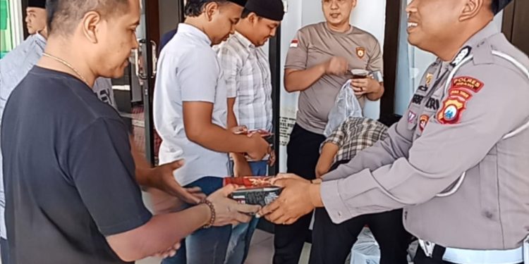 Polres Ngawi Gelar Jumat Berkah, Bagikan Nasi kepada Masyarakat