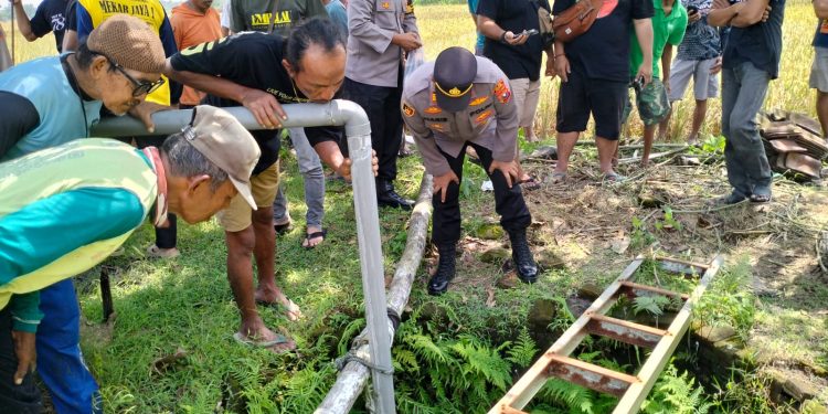 Gercep, Polsek Geneng Selamatkan Warga Ngawi Terperosok ke Dalam Sumur