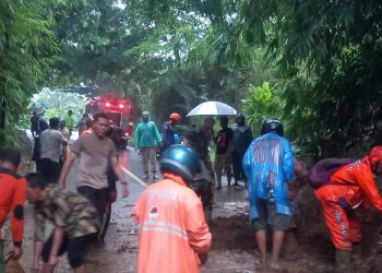 Gercep! Polres Ngawi dan Stakeholder Terkait, Evakuasi Longsor di Jalan Raya Ngrambe