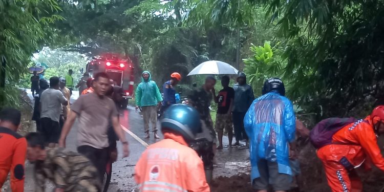 Gercep! Polres Ngawi dan Stakeholder Terkait, Evakuasi Longsor di Jalan Raya Ngrambe