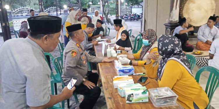 Polsek Geneng Subuh Berjamaah Bersama Lintas Sektor