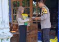 Mas Bhabin Ngawi COD Beras SPHP ke Rumah Warga di Jogorogo