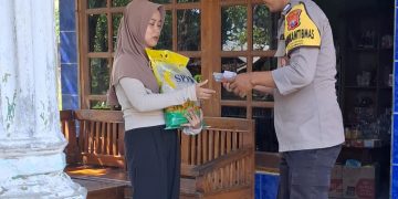 Mas Bhabin Ngawi COD Beras SPHP ke Rumah Warga di Jogorogo