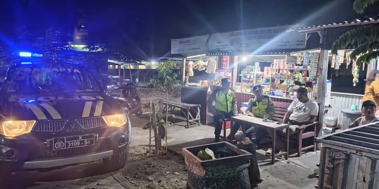 Polisi Ngawi Patroli dan Sambang Warga Padas