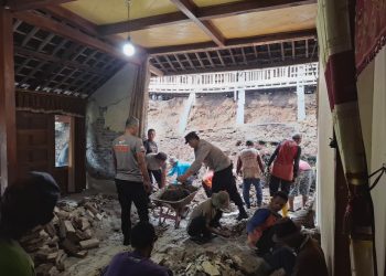 Polisi Ngawi Bersama Warga Laksanakan Pembersihan Pasca Longsor di Kendal