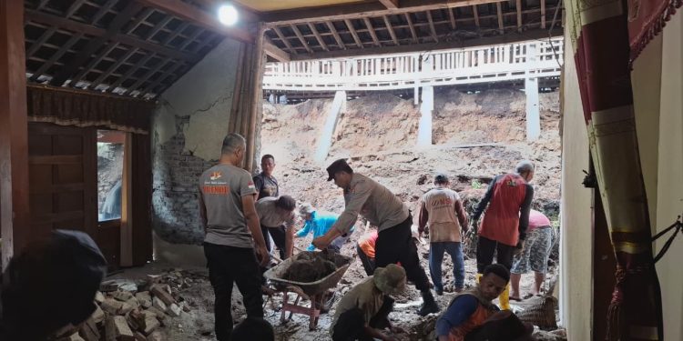 Polisi Ngawi Bersama Warga Laksanakan Pembersihan Pasca Longsor di Kendal