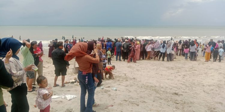 Ribuan Warga Hadiri Acara Adat Je,ne Je,ne Sappara Dipinggir Laut Pantai Tobereka Karampang Pa,ja