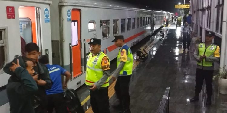 Patroli Stasiun Kereta Api di Walikukun, Polres Ngawi Tingkatkan Harkamtibmas Jelang Imlek dan Ramadhan