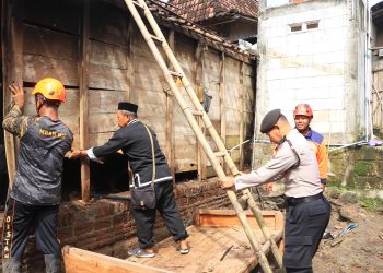 Gotong Royong Polres Ngawi Bantu Bersihkan Rumah Korban Banjir di Sirigan, Paron
