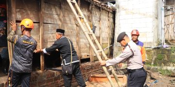 Gotong Royong Polres Ngawi Bantu Bersihkan Rumah Korban Banjir di Sirigan, Paron