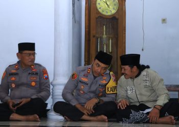 Bangun Komunikasi Harmonis, Kapolres Ngawi Subuh Berjamaah di Karanganyar