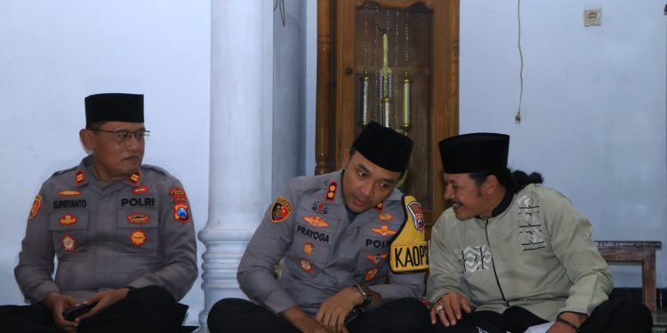 Bangun Komunikasi Harmonis, Kapolres Ngawi Subuh Berjamaah di Karanganyar