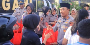 Jelang Berbuka, Polres Ngawi Berbagi ke Pengguna Jalan