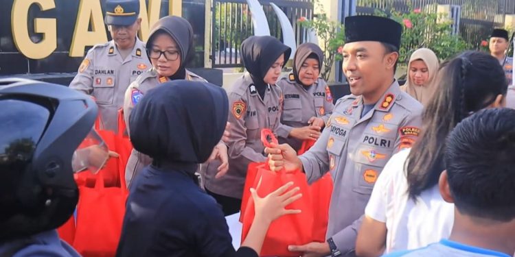 Jelang Berbuka, Polres Ngawi Berbagi ke Pengguna Jalan