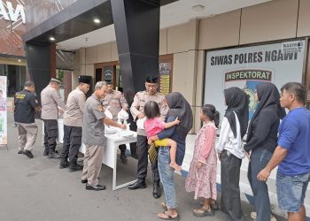 POLRES NGAWI BAGIKAN TAKJIL DI BULAN RAMADAN