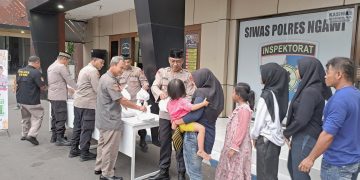 POLRES NGAWI BAGIKAN TAKJIL DI BULAN RAMADAN