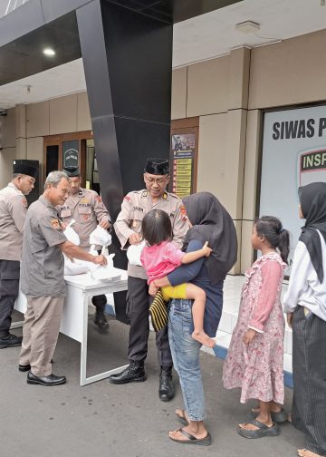 POLRES NGAWI BAGIKAN TAKJIL DI BULAN RAMADAN