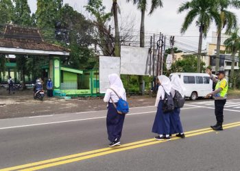 Anak Sekolah di Mantingan Aman, Ada Polisi Ngawi Gakktur Pagi