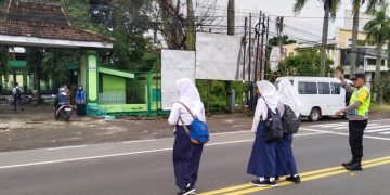 Anak Sekolah di Mantingan Aman, Ada Polisi Ngawi Gakktur Pagi