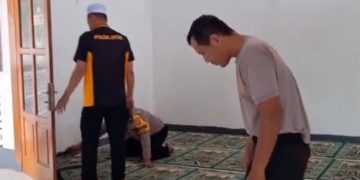 Peduli Lingkungan, Polisi Ngawi Bersih-bersih Masjid As Syafi’iah Jogorogo