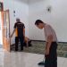 Peduli Lingkungan, Polisi Ngawi Bersih-bersih Masjid As Syafi’iah Jogorogo