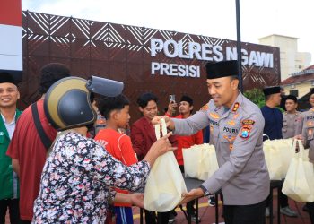 Indahnya Ramadan, Polres Ngawi Bersama Forpimda dan Elemen Masyarakat Berbagi Takjil untuk Warga
