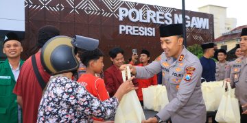 Indahnya Ramadan, Polres Ngawi Bersama Forpimda dan Elemen Masyarakat Berbagi Takjil untuk Warga