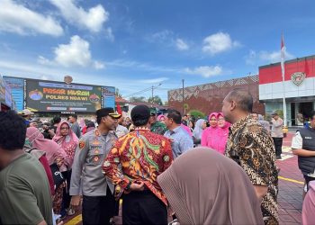 Serunya Warga Padati Pasar Murah Polres Ngawi