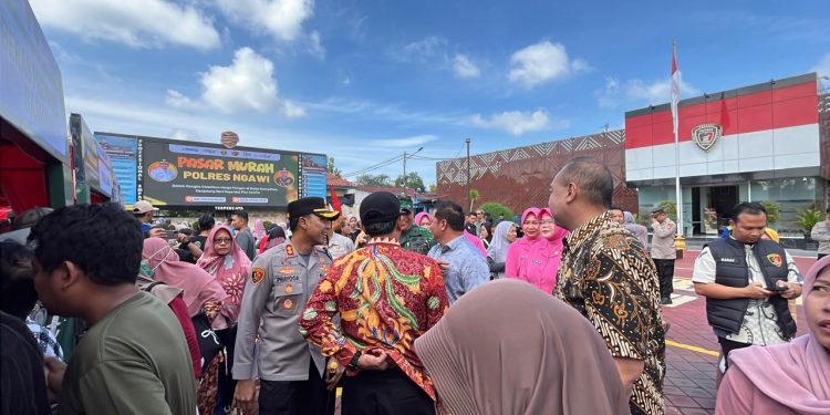 Serunya Warga Padati Pasar Murah Polres Ngawi
