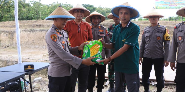 Dukung Ketahanan Pangan Nasional, Polres Ngawi Tanam Jagung Serentak