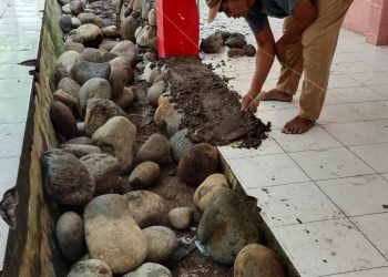 Kepsek UPT SDN 23 Tamalatea Bangun Dapur Sekolah