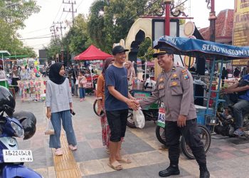 Ngabuburit Aman, Polisi Ngawi Jaga Keramaian Bazar Takjil
