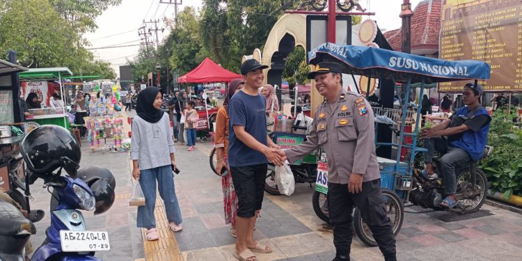Ngabuburit Aman, Polisi Ngawi Jaga Keramaian Bazar Takjil
