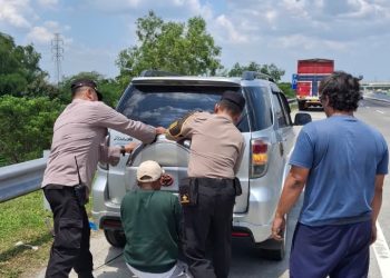 Quick Response Polres Ngawi Bantu Pengendara Alami Ban Pecah di Rest Area Tol