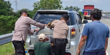Quick Response Polres Ngawi Bantu Pengendara Alami Ban Pecah di Rest Area Tol